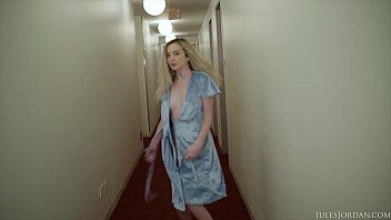 Reproducir Después de saturarla con sexo oral, le toma el pene de espaldas, clavándolo en su gran y abultado culo.