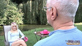 Elle pleure quand il lui casse le cul avec un pénis aussi gros et épais