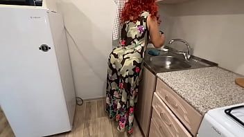 Reproducir Porno en la cocina con una pelirroja muy gorda