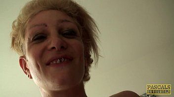 Redă Blonda tatuata penetrata brutal fix in cur si in pizdulice