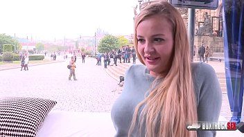 Odtwórz Młoda blondynka uprawia seks po raz pierwszy w miejscu publicznym