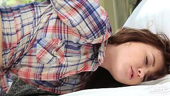 تشغيل العضو التناسلي النسوي في سن المراهقة راض عن طريق الديك