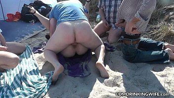 Reproducir 69 vírgenes xxx lo toman en grupo en la playa en la arena