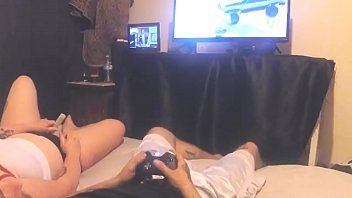 Afspelen Nadat hij het spelen op de pc beu is, begint hij zijn penis te likken