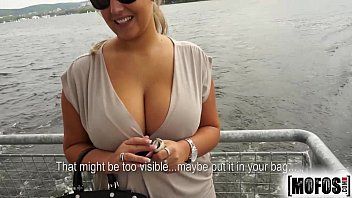Jouer Il baise la blonde sur un bateau et éjacule sur son père