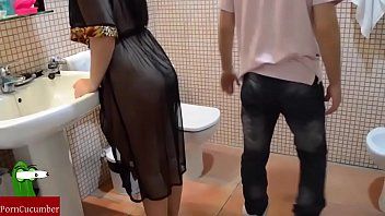 Play Sucks the brunette's pussy on the toilet for 25 minutes until orgasm