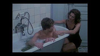 Reproducir Película XXX con puta madre penetrando a su nieto desnudo en la bañera llena de espuma
