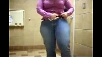 Riproduci Luiza è sensualmente penetrata nel culo in bagno
