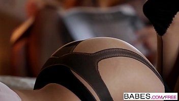 تشغيل فتاتان سحاقيات تلمس بعضهما البعض برفق وشهوة على الهرات