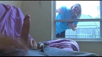 Riproduci Lo vede masturbarsi attraverso la finestra e lo aiuta a finirlo