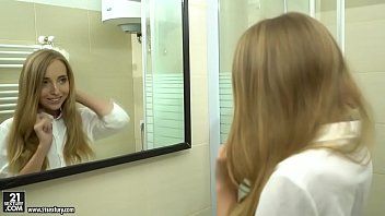 Redă Tipa satena cu sanii mici merge sa ia cursuri de chitara si profesorul