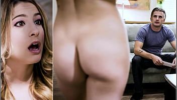 Jouer La pute qui a un vibromasseur qu'elle met dans la gorge la première fois et puis