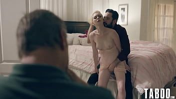 Jouer Et elle prend une chatte très sensuelle et hardcore d'un homme chaud qui est devenu très excité
