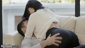 تشغيل مراهقة سمراء بعد كأس من النبيذ جاهزة ليمارس الجنس معها
