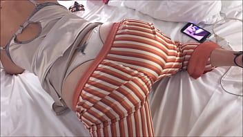 Reproduzir Prostituta de pernas muito compridas que usa salto alto e quer ser beijada