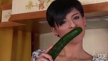 Redă Fata cu sanii mari cu tocuri in picioare care este foarte hot de xxx si se pricepe extrem de