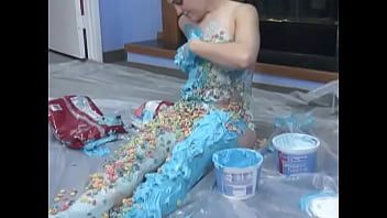 Reproducir Chica gorda de pueblo que chatea por video y se unta de lubricante
