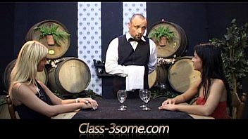 Redă Threesome cu doua cu sanii mari superbe care le place sa si-o traga tare