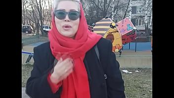 تشغيل عاهرة ذات شعر مجعد وترتدي تنورة قصيرة وتحب أن تمارس الجنس معها