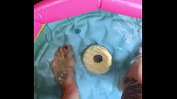 Reproducir Coño caliente sin pelo necesita ser follado duro