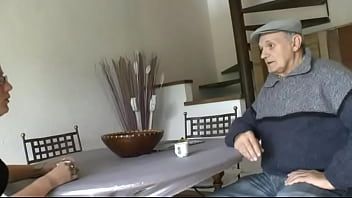Jouer La fille chaude pénètre parfaitement son amant
