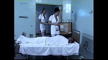Redă Threesome la spital cu doua asistente porniste mari