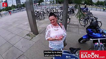 Redă Penetreaza un xxx repede cu iubita lui in holul apartamentului lor