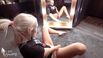 Jouer De superbes blondes avec des chattes chaudes et excitées font un jeu xxx intense