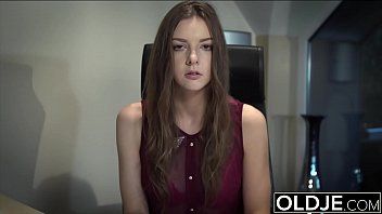 Afspelen De brunette doet de meest sexy pijpbeurt en neukt met de 18-jarige man!