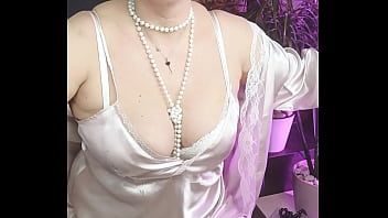 Reproducir Puta rubia gorda con grandes tetas a la que le encanta lamerte la polla