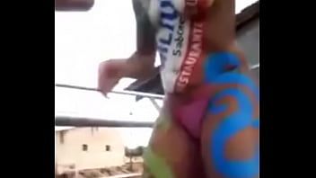 Redă Domnisoara cu sanii mici se auto-masturbeaza