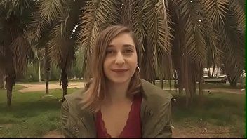 Redă Are cu ce se lauda aceasta tanara de la mama natura si stie cum sa isi foloseasca