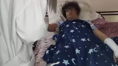 Reproduzir Latina Milf vagabunda 'La Perris' fodida por seu paciente e engole toda a porra