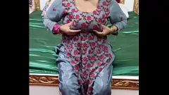 Redă MILF musulmană dolofană își face plăcere cu un vibrator și cu degete pe sânii mari și cu fundul