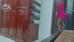 Câmera secreta captura madrasta latina em lingerie após o banho