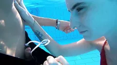 Odtwórz Mokre i dzikie: nauczycielka MILF i studentka w zaparowanym basenie oraz spotkanie w hotelu na Bali