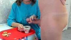 Reproducir MILF experimentada no puede resistirse a la gran polla de un semental: delicia de creampie