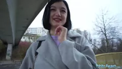 Afspelen Reality-ontmoeting met een public agent: Russische babe berijdt buiten een grote lul