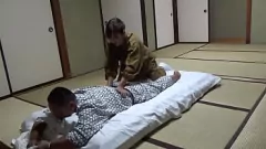 Reproducir Captando el encuentro travieso: Camarera amateur filmada en secreto teniendo sexo en una posada de aguas termales