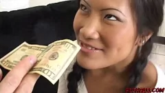 Reproducir Pequeña asiática recibe una gran polla para un duro paseo y recibe un facial