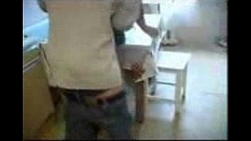 Reproduzir Ele coloca uma cabra e fode a calcinha dela para que ele possa colocar o pau na buceta dela