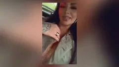 Odtwórz Ekshibicjonista-amator Angel Lima pozwala kierowcy Ubera bawić się swoją cipką w miejscach publicznych