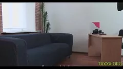 Jouer La chatte rasée de la jeune brune Iva Zan devient une action hardcore