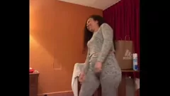 Reproduzir A tanga da gostosa destaca seu bumbum irresistível - imperdível!