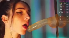 Reproducir Nena experimentada da una mamada experta con un juego de consolador