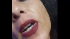Reproduzir MILF iraniana em lingerie e meia arrastão mostra buceta raspada em público