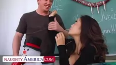 Jouer Curvy Asian Kaiya Lynn obtient un bonus de Noël collant dans sa chatte serrée