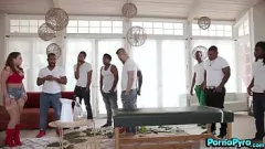 Afspelen Curvy Carmen Valentina's Interracial Gangbang Adventure
