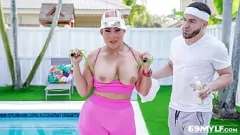 Afspelen De intense grote buit workout van Carmela Clutch met Cumshot Finale