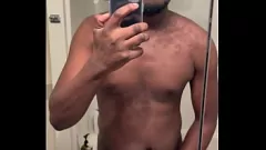 Redă Hot Black Stud își lovește pula masivă până la un cumshot dezordonat în oglindă